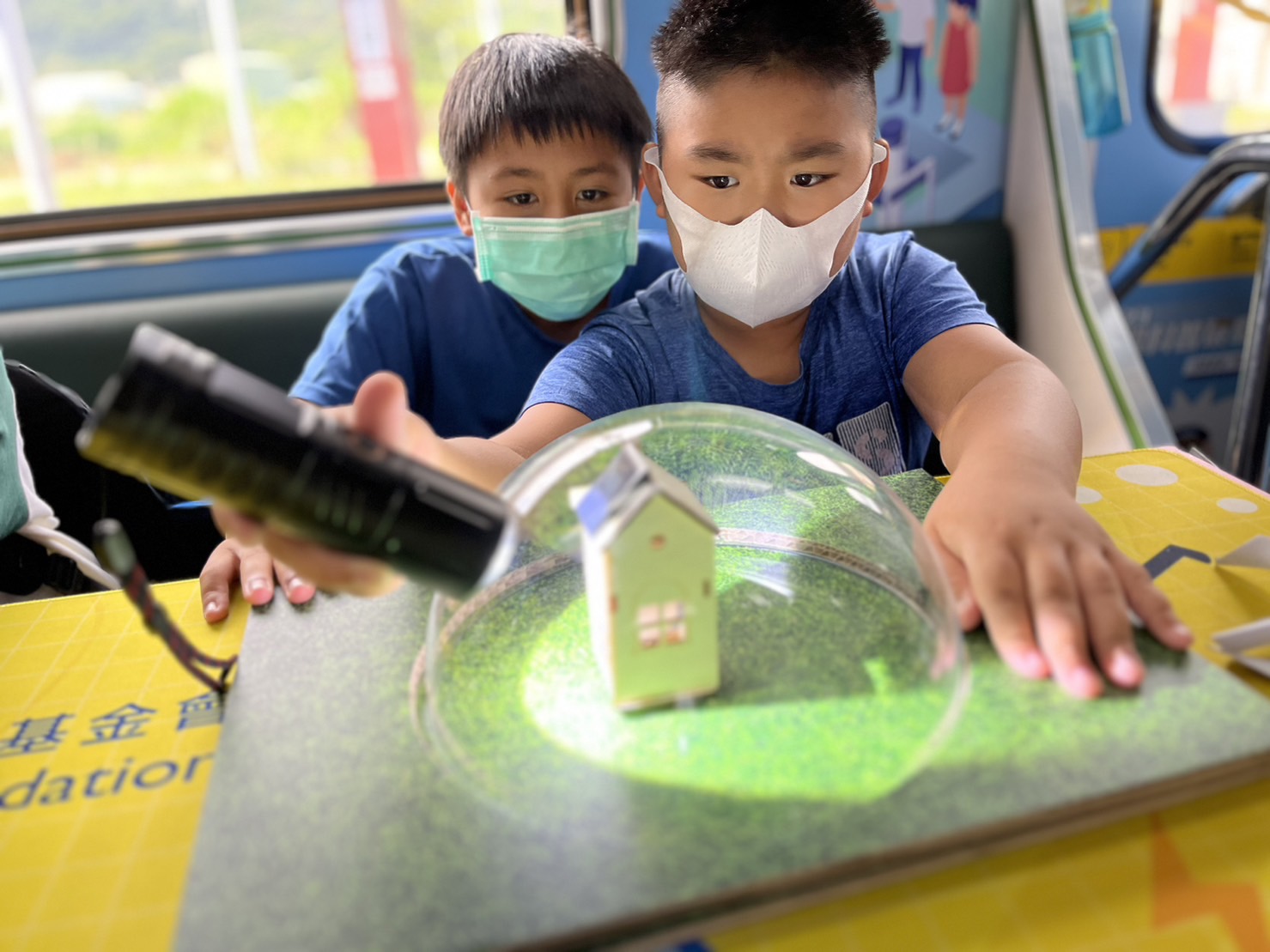 918搏天堂參與基礎科學主題車廂，以STEAM教學精神，設計「逐日科學家」、「太陽能工程師」以及「淨零建築師」三大能源科普課程和實驗